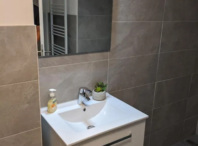 Gut Schlafen In Der Innenstadt Von - Io19 * تسيتاو